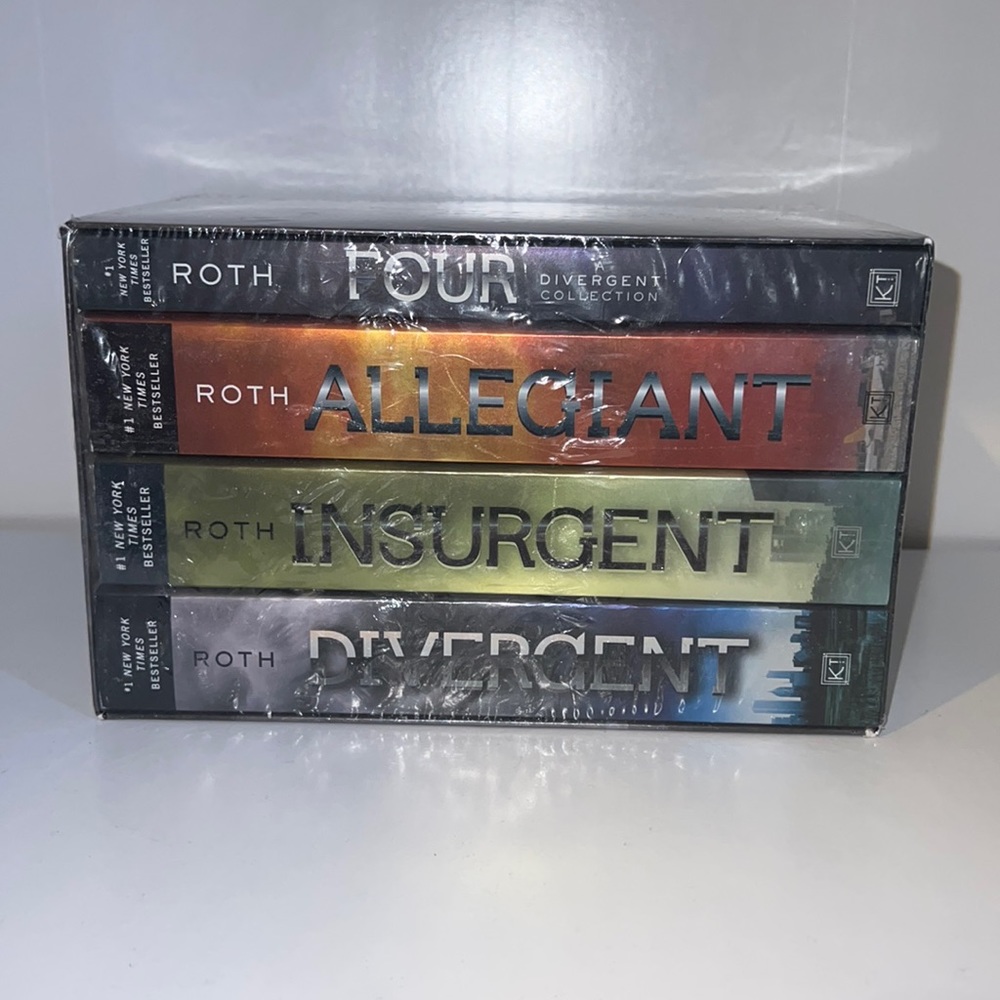 Divergent Series by Veronica Roth